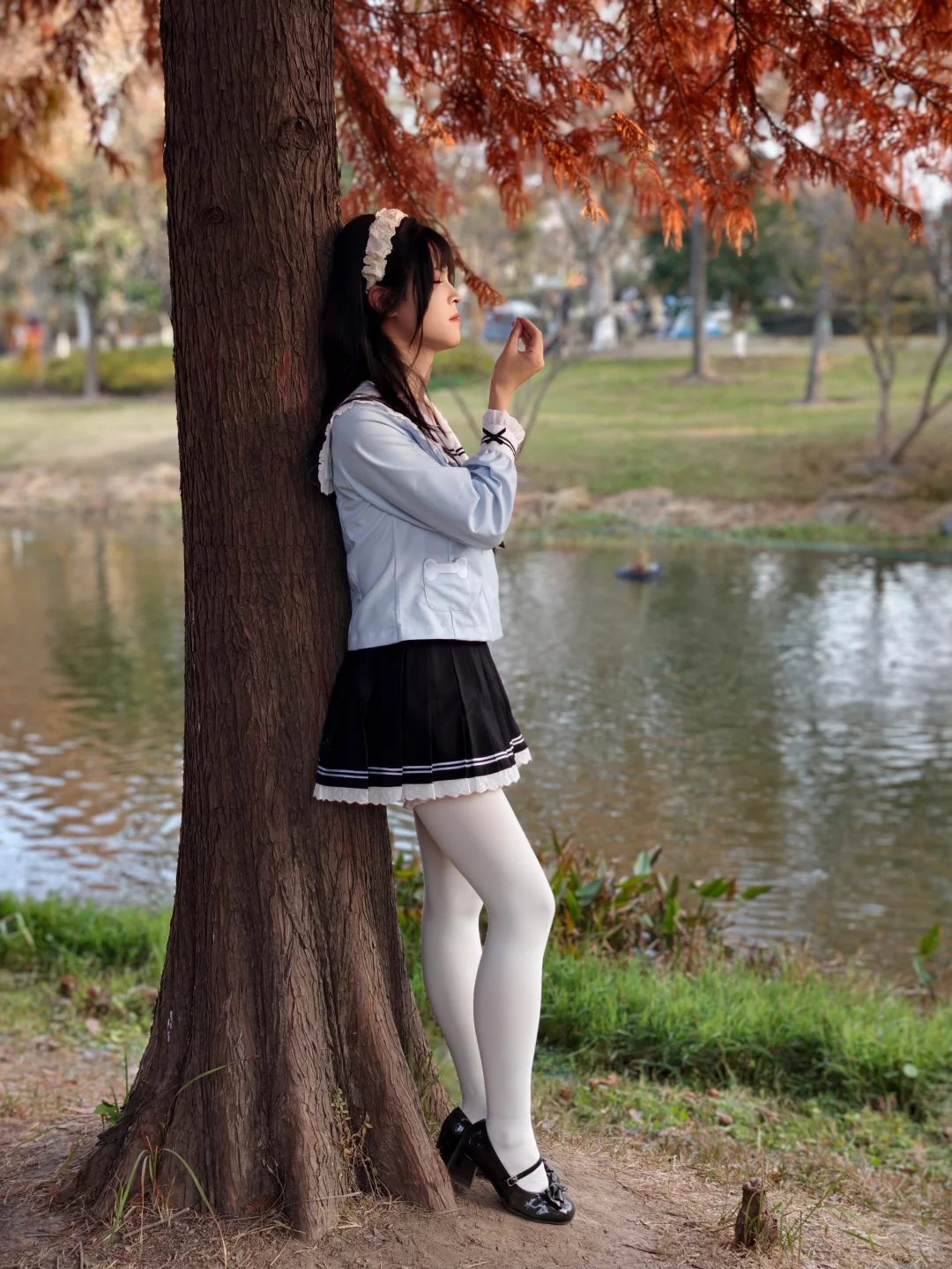 小男孩的秋日水手服写真