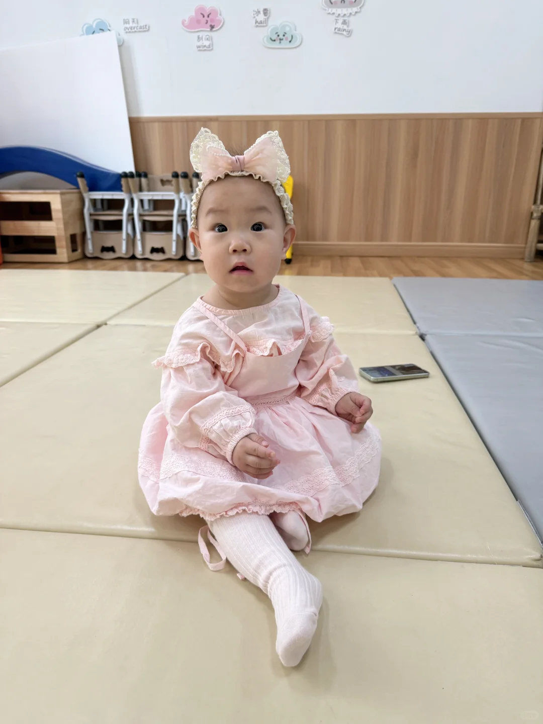 没有头发的一岁小女宝也能穿上漂亮的小裙子