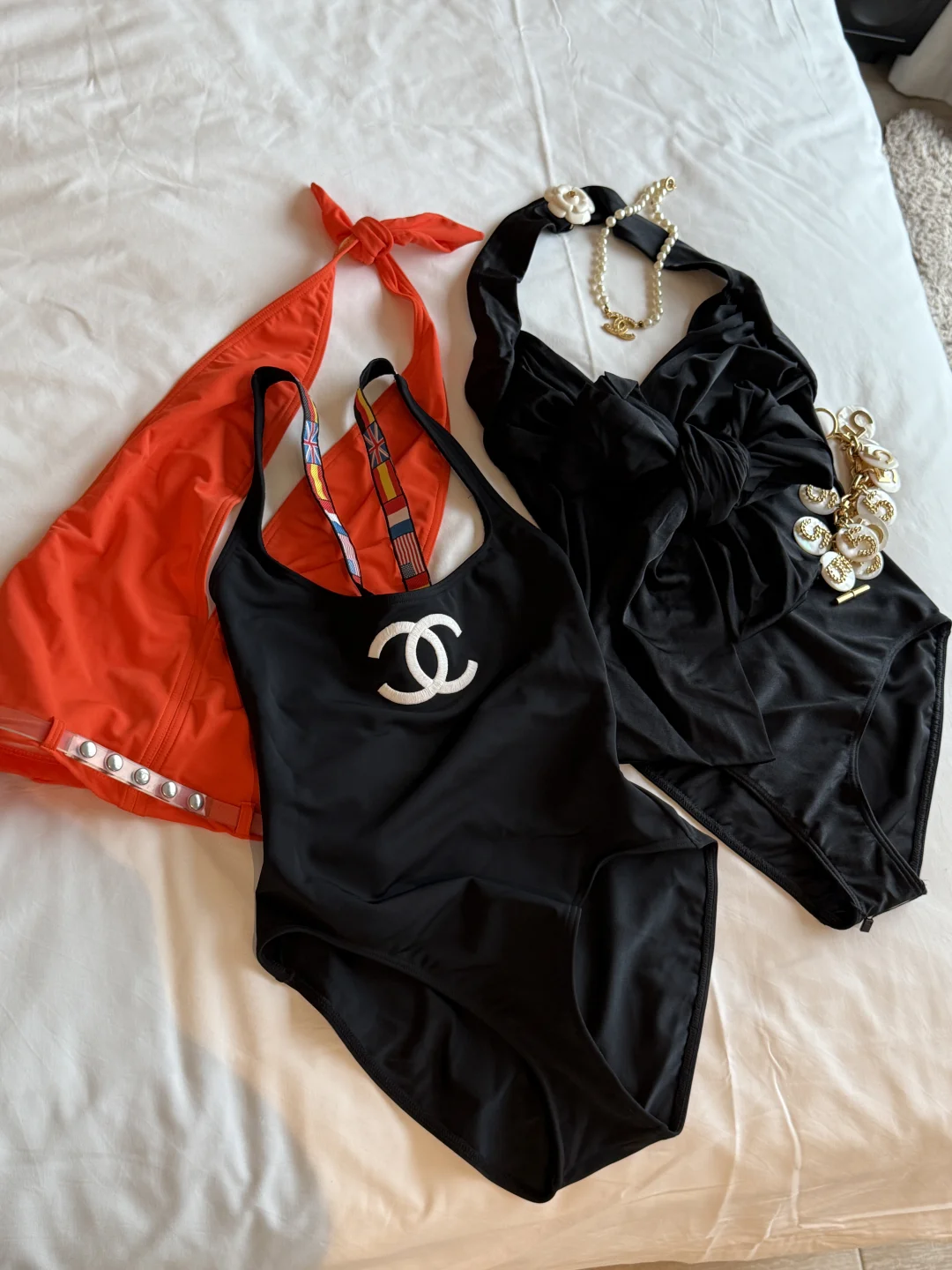 就应该多买泳衣呀🖤🤍🩷💙💜🧡💚