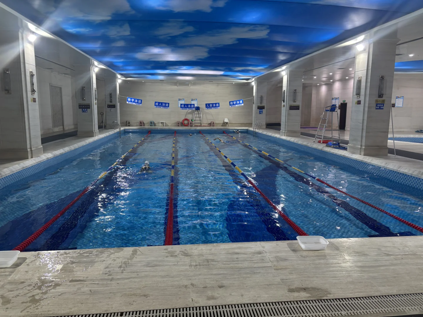 来学游泳啊 对女生有好的女教练