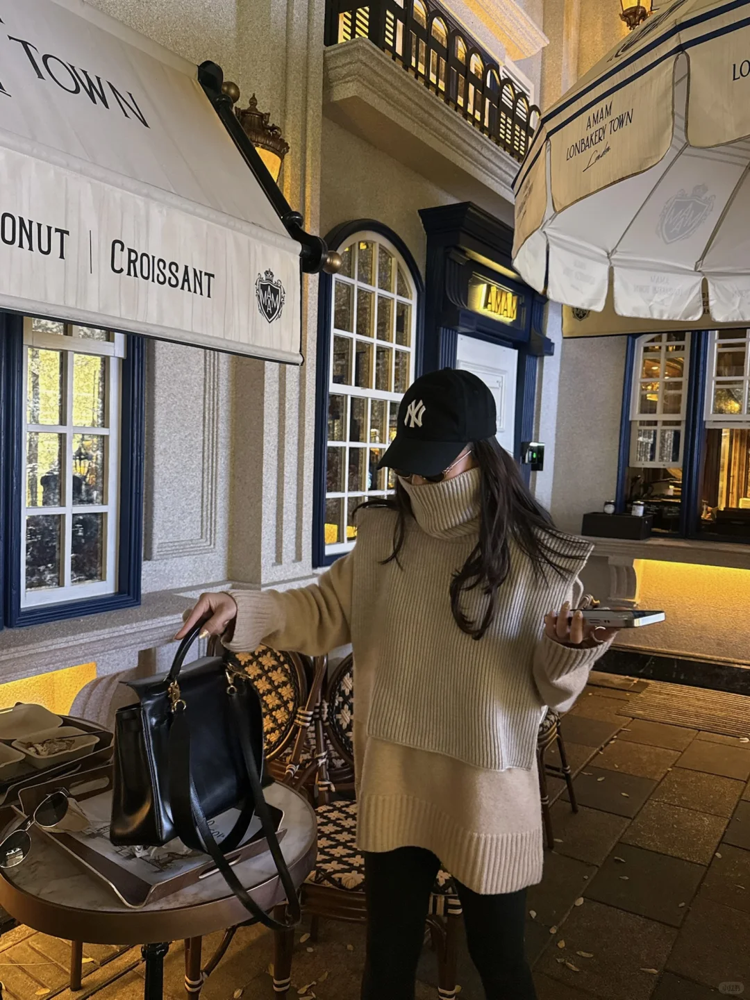 暖光，落叶，甜品🍮和鲜花