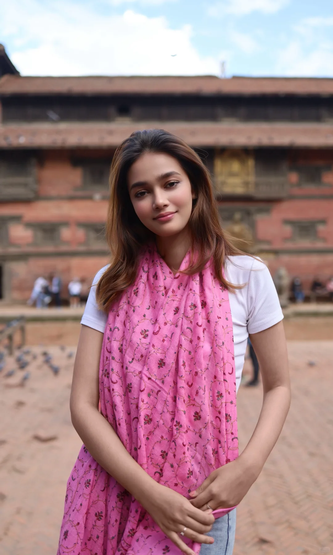 尼泊尔美女搭配披肩，尽显异国风情