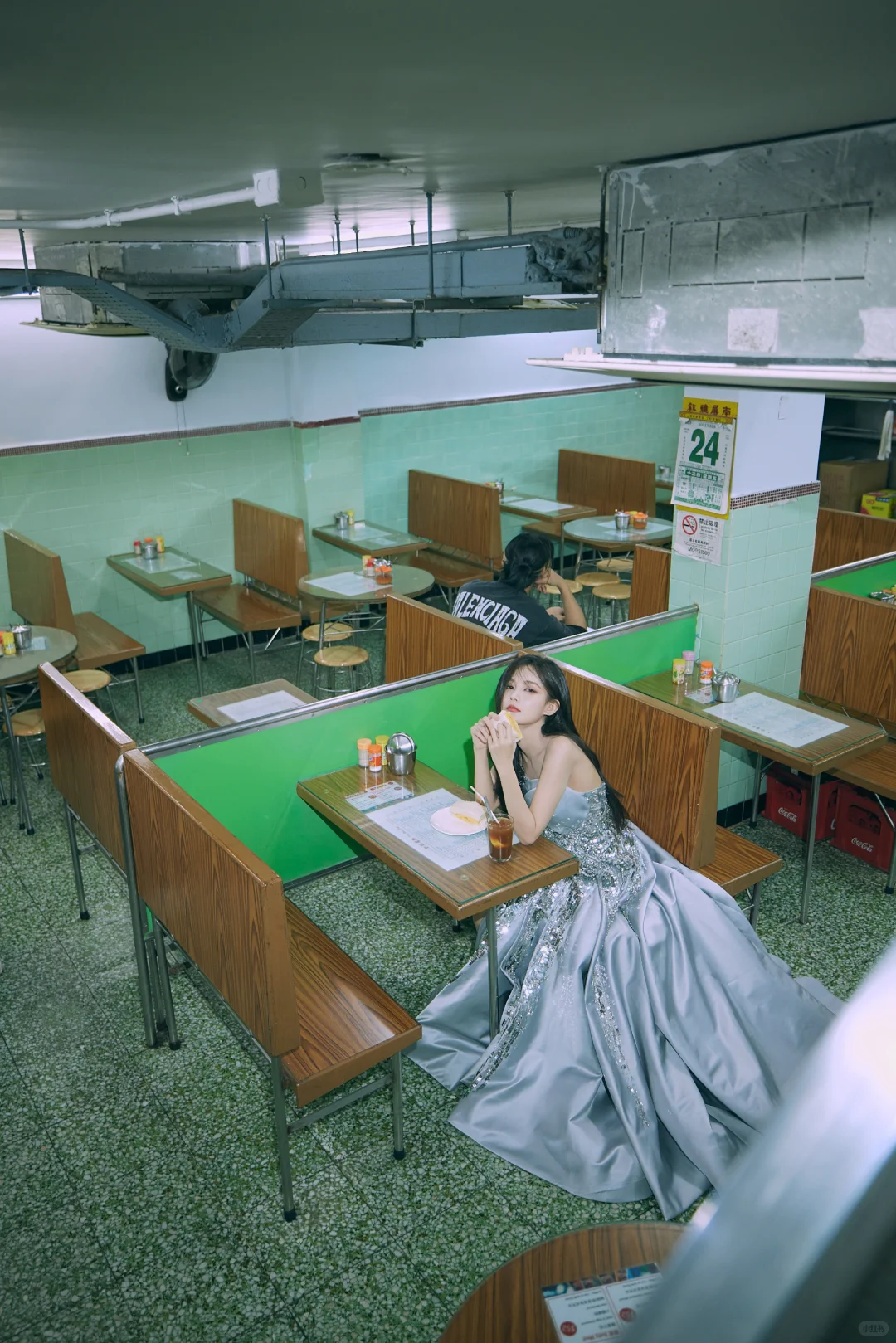 李一桐 闪钻露背裙勾出好身材