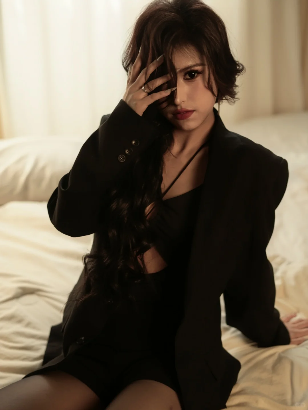 暗调卧室里丨黑丝与暖光交织出慵懒性感💫