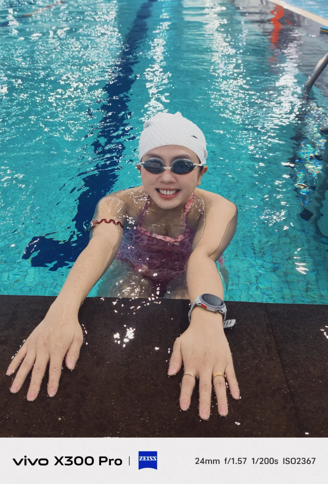 左滑看粉红猛女豹游泳