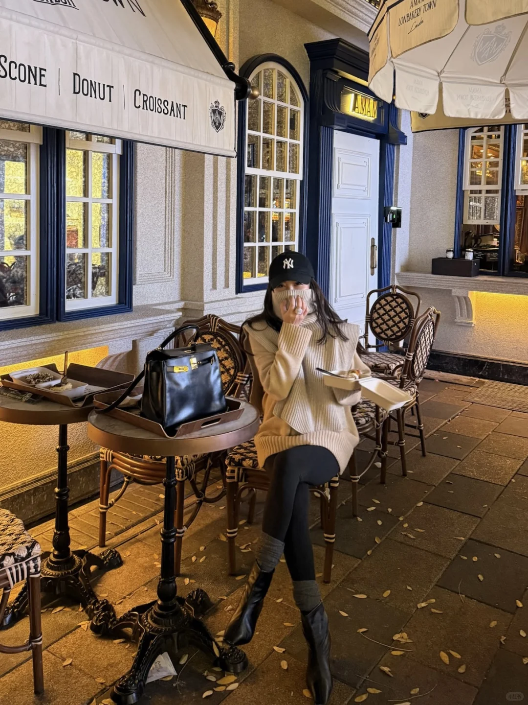 暖光，落叶，甜品🍮和鲜花