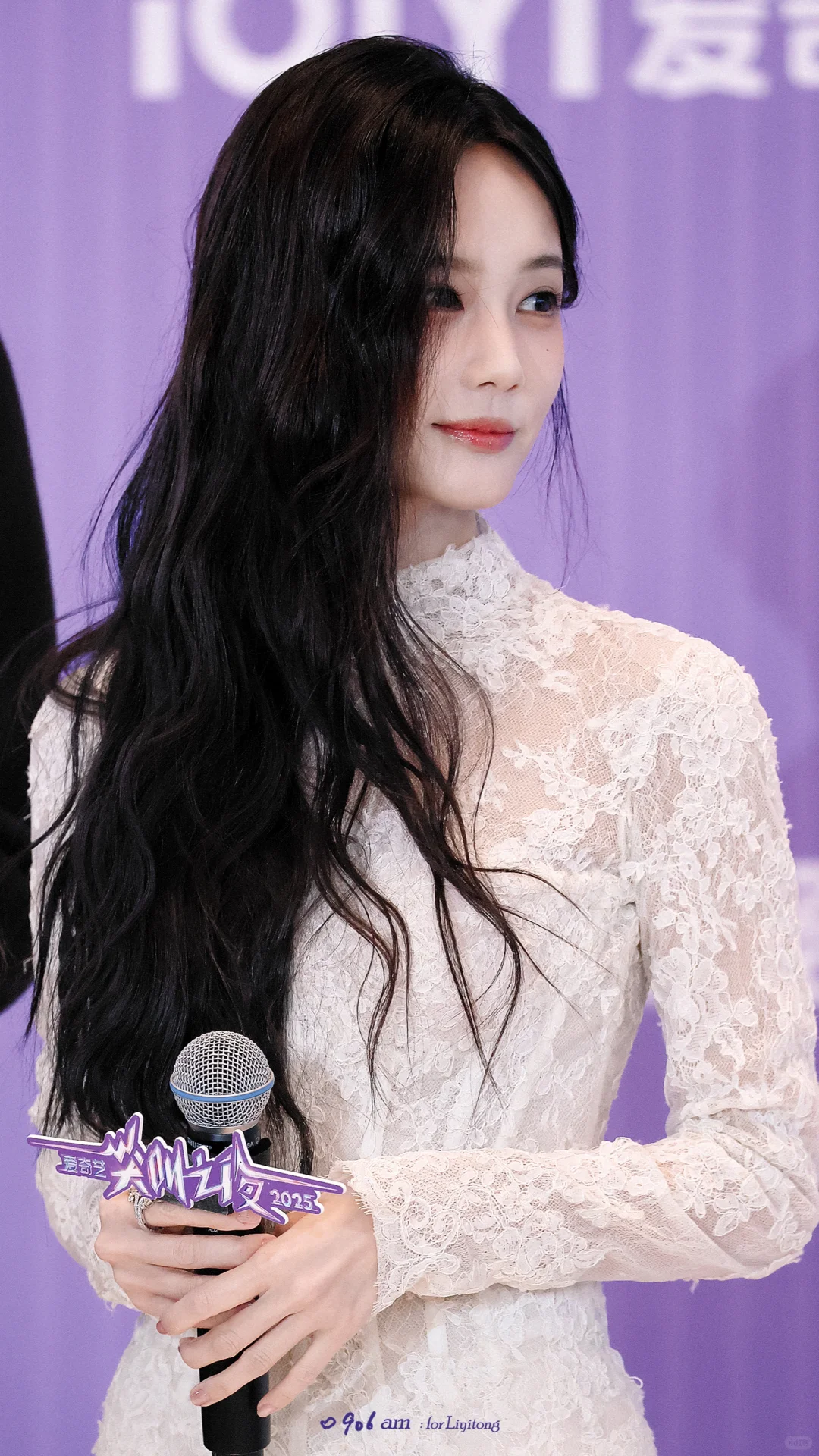 李一桐 蕾丝修身长裙，窈窕迷人！