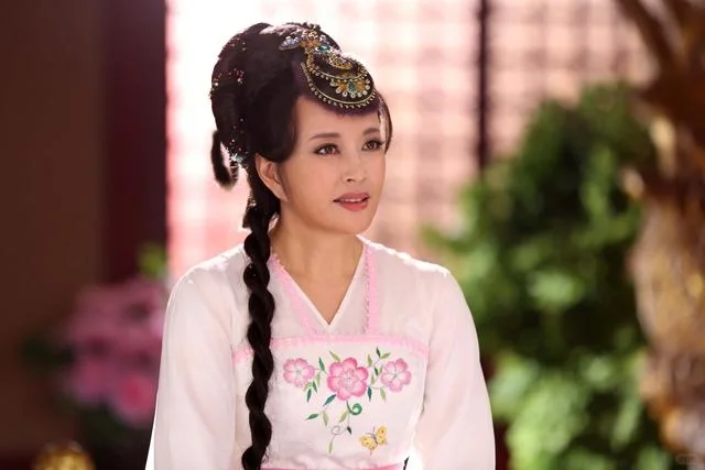 71岁刘晓庆演少女❗她为啥不肯服老？？