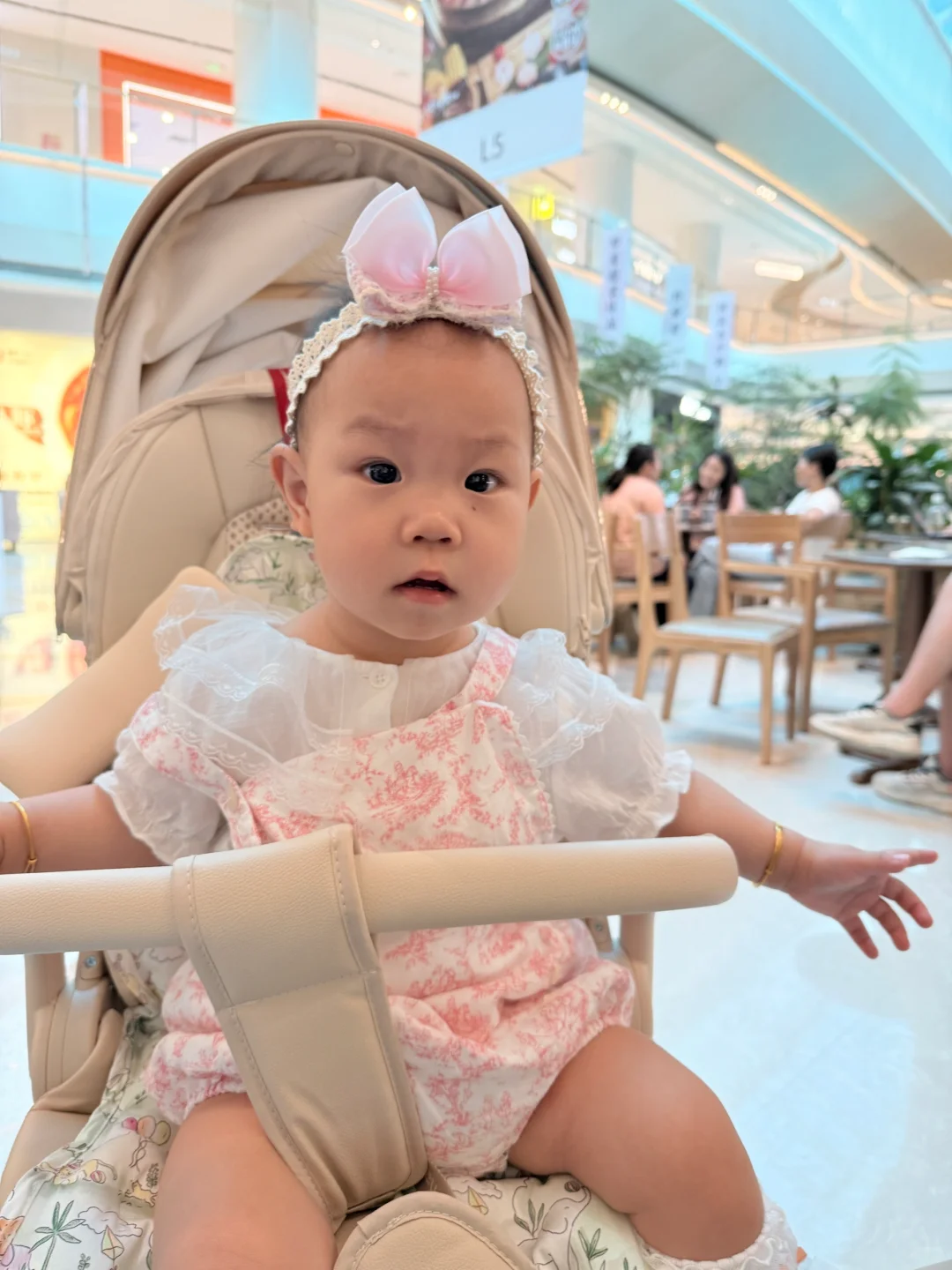 没有头发的一岁小女宝也能穿上漂亮的小裙子