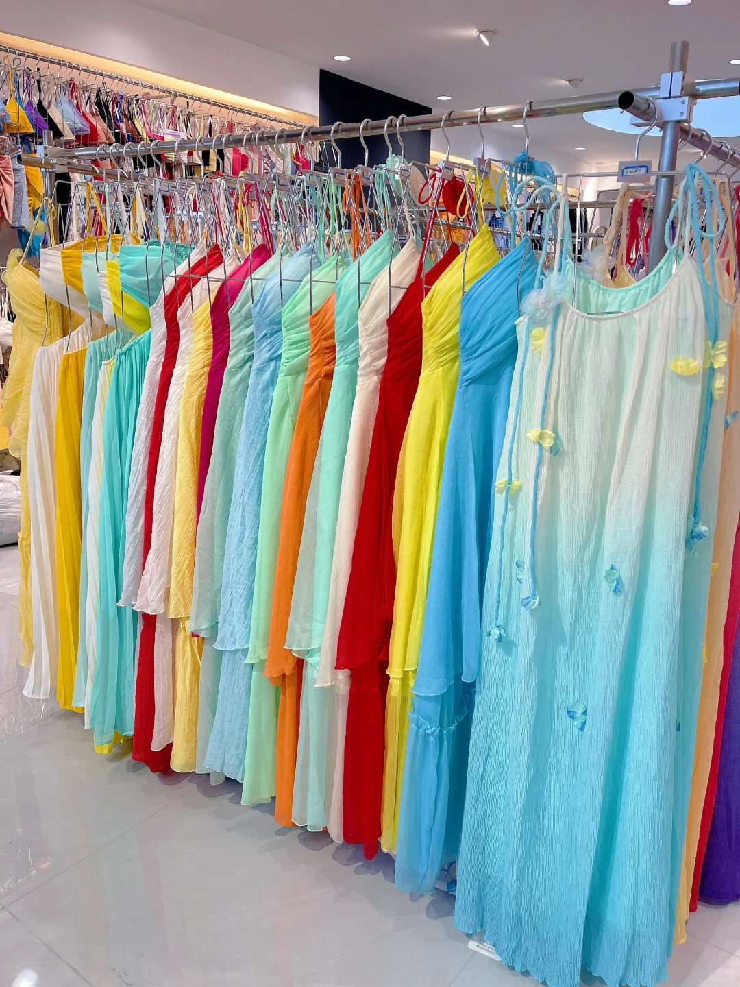 唯一缺点:泳装款式太多，挑花眼！！！