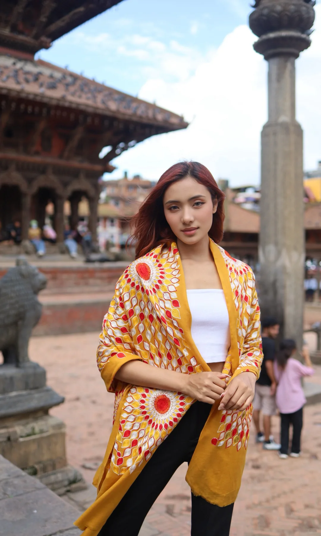 尼泊尔美女搭配披肩，尽显异国风情