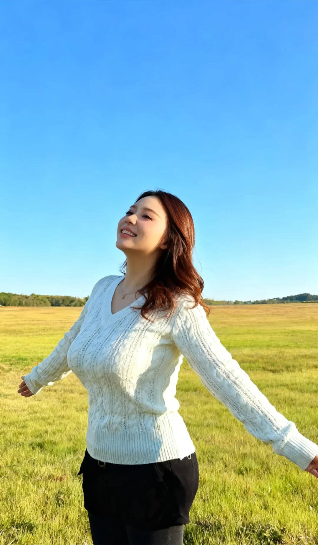 光落在她身上，晚霞染红了她的发梢