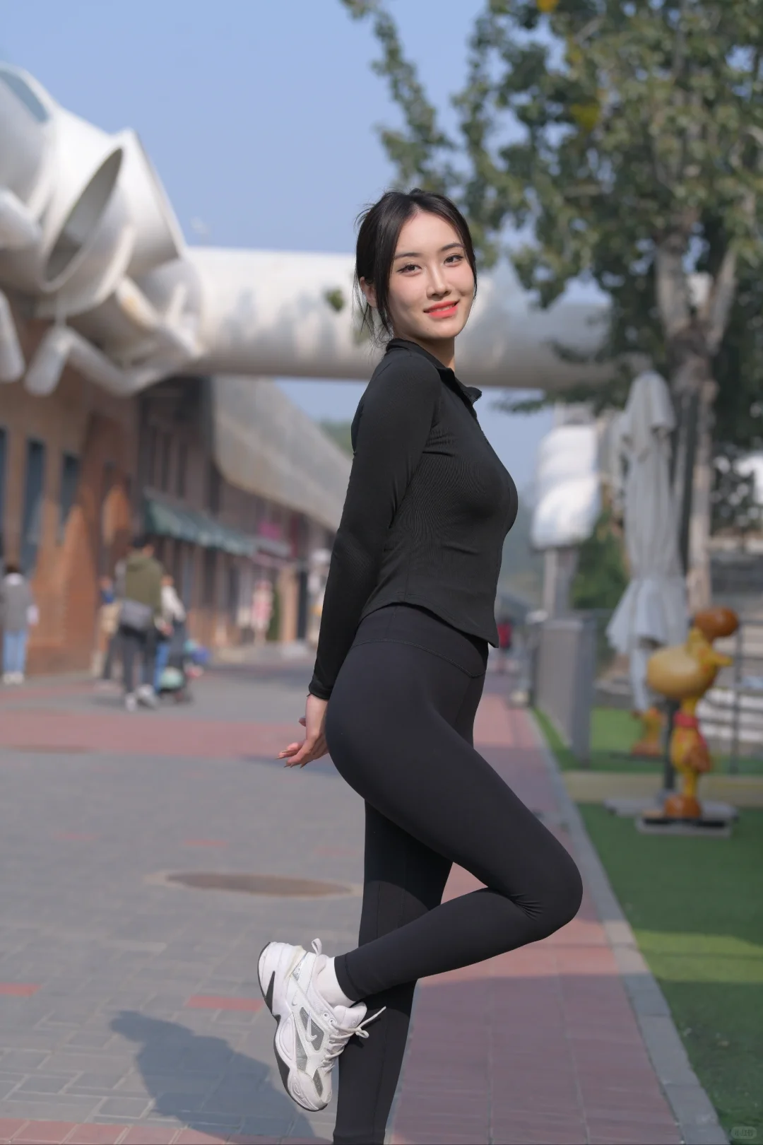 黑色瑜伽真的好显身材