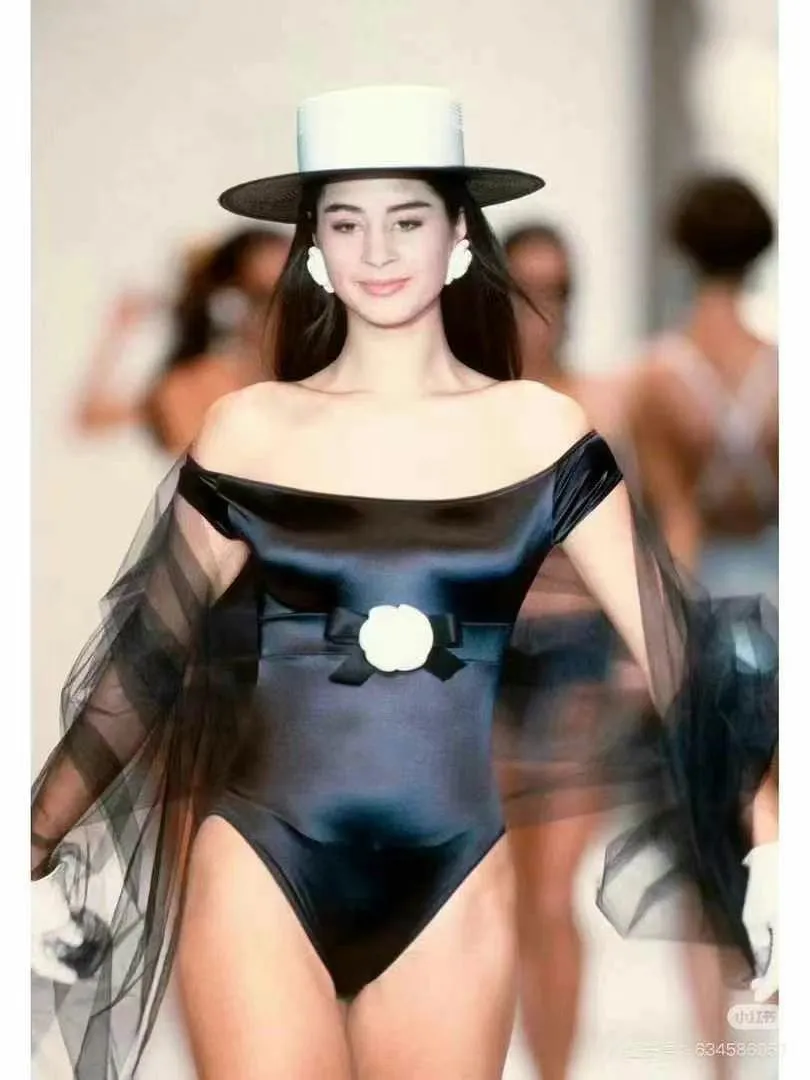 就应该多买泳衣呀🖤🤍🩷💙💜🧡💚