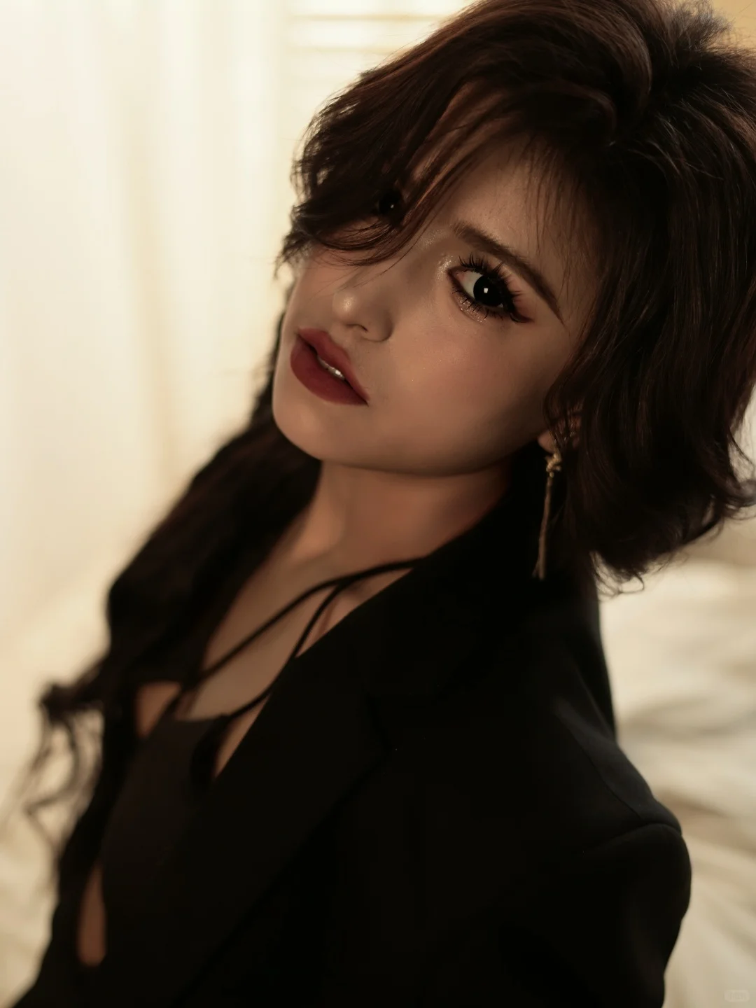 暗调卧室里丨黑丝与暖光交织出慵懒性感💫