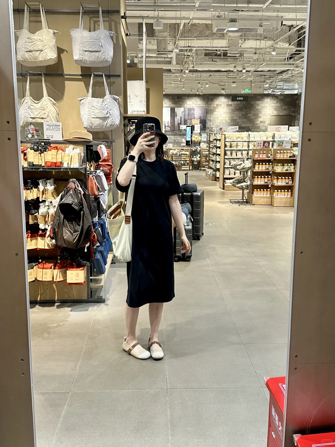 小矮胖也能穿出气质美女感的显瘦小黑裙～