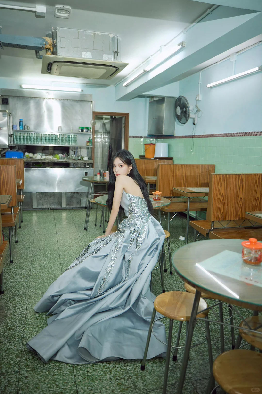 李一桐 闪钻露背裙勾出好身材