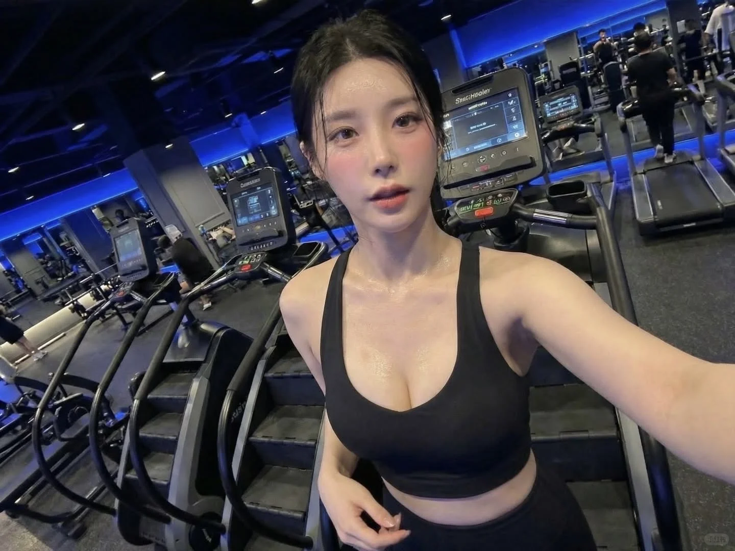 오늘 헬스장 갔는데… 요가팬츠 너무 타이트해서 숨길 수가 없네요ㅠㅠ 健