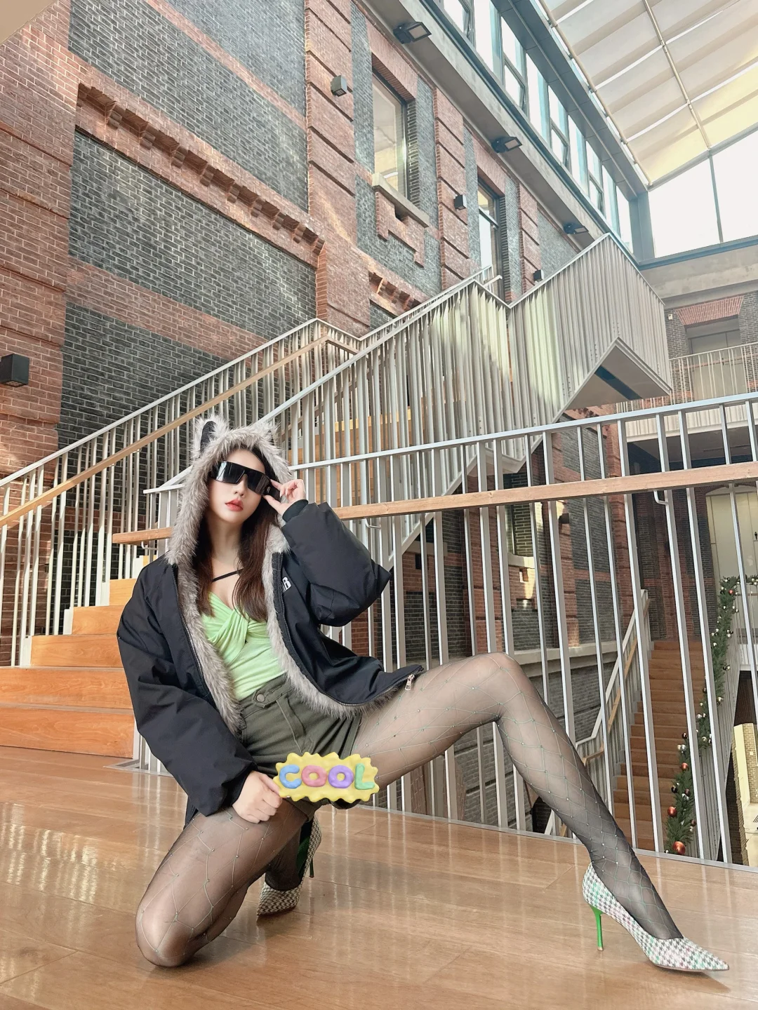 这一套真的酷🆒配上蹲姿腿长又飒爽！