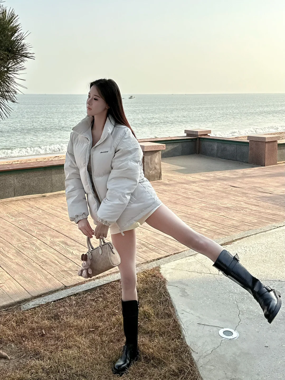 海边穿搭｜这件羽绒服太好穿了吧！