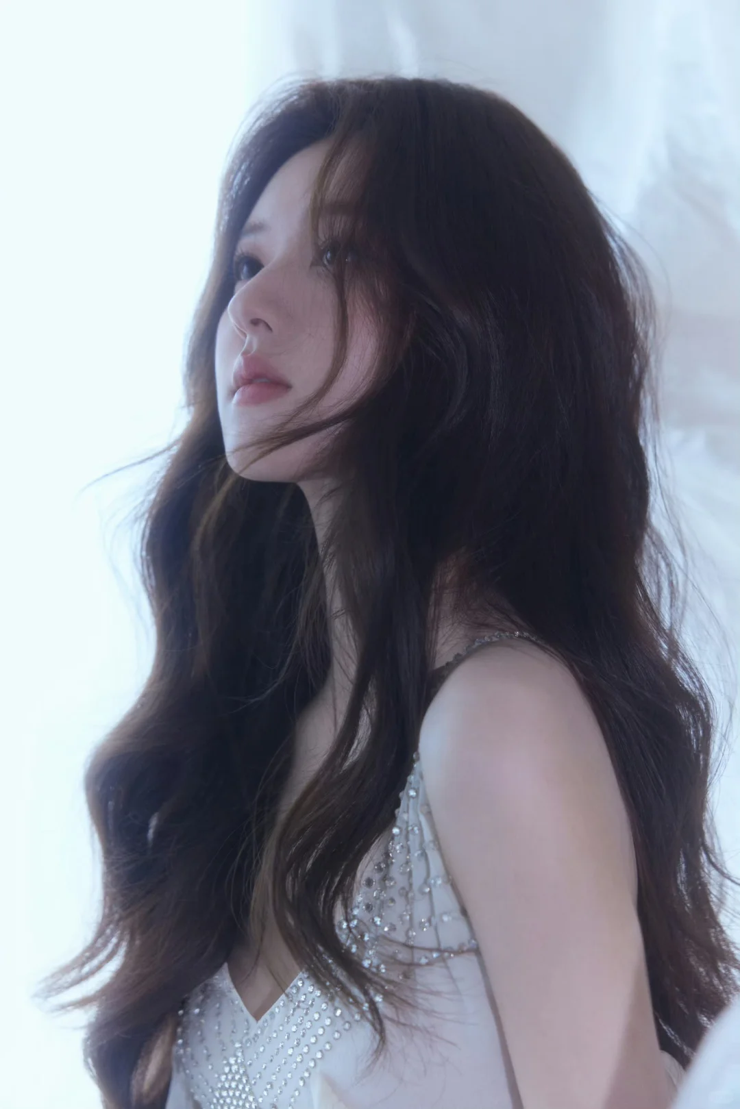 赵露思 碎钻吊带裙身材藏不住