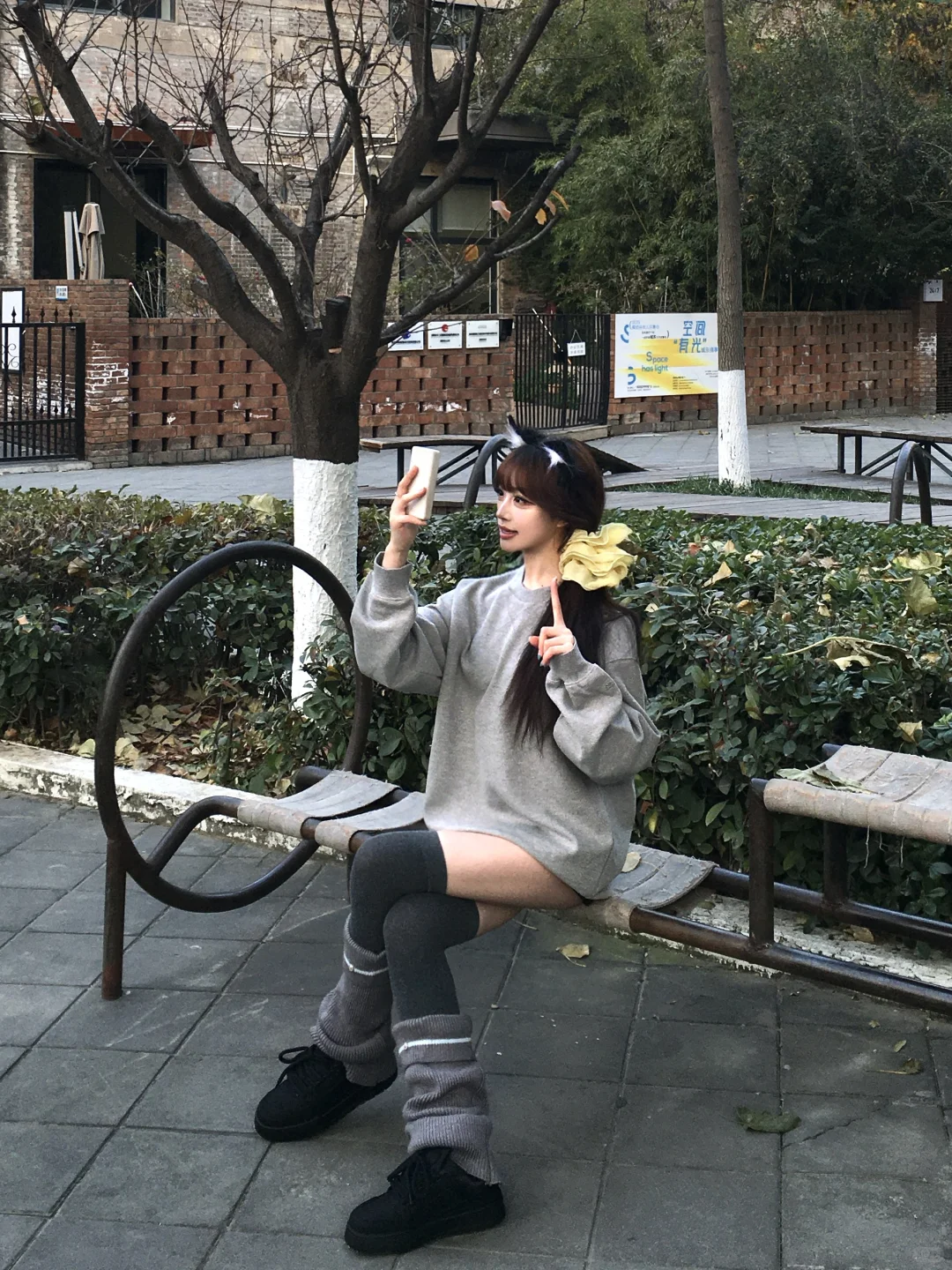 🇰🇷韩女穿搭｜灰色卫衣➕过膝袜好慵懒！