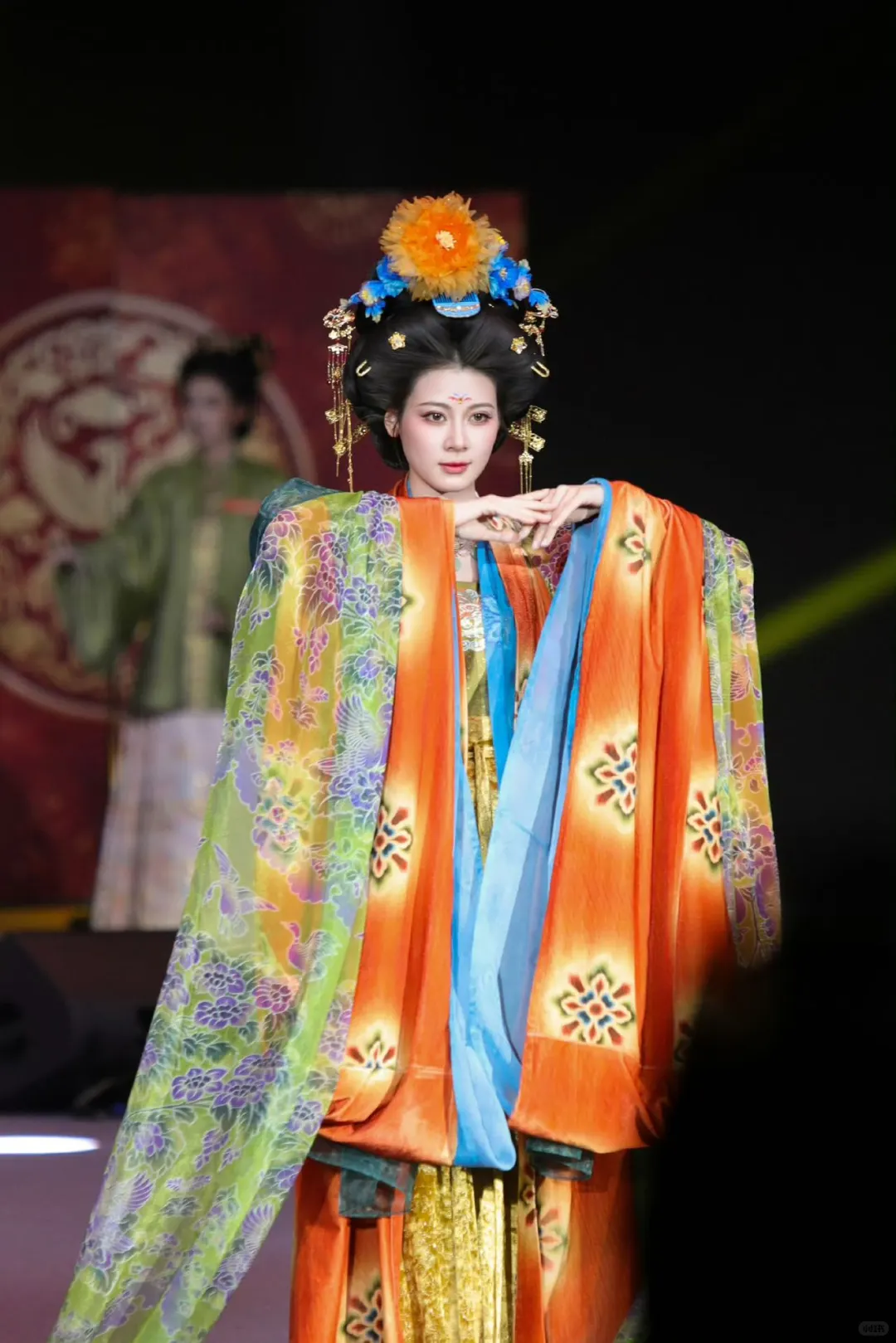 赵昭仪向花少团喊话：下次一起全员古装出街