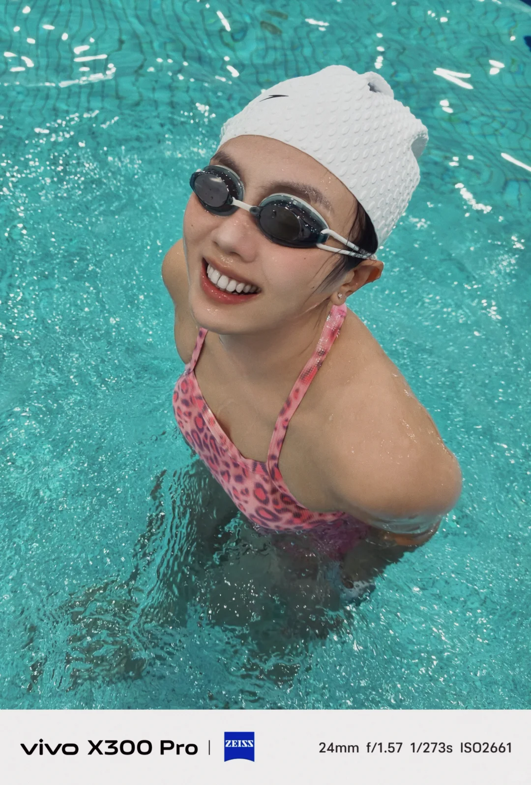 左滑看粉红猛女豹游泳