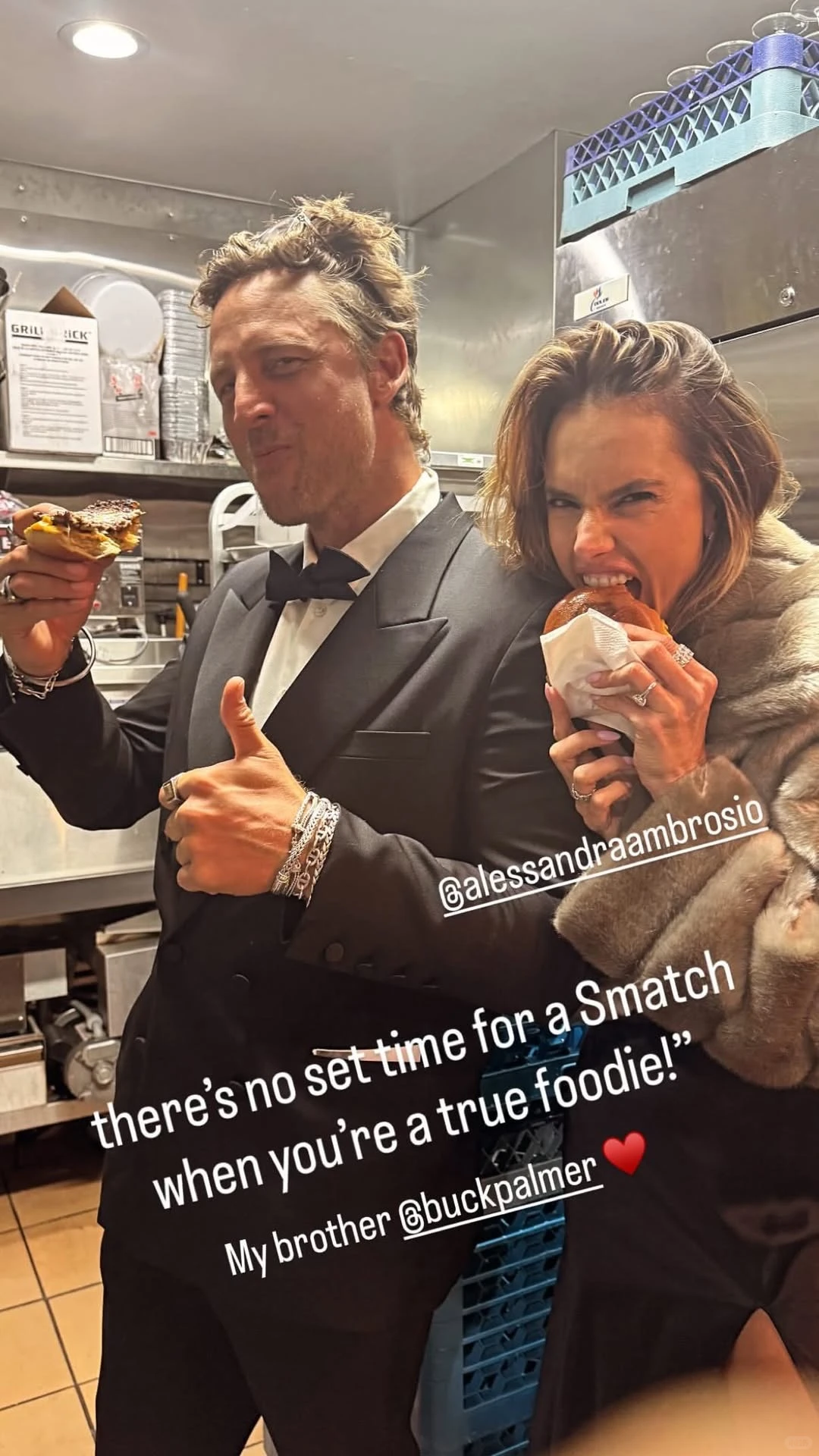 是晚宴中来后厨偷吃汉堡的超模亚历山大女士