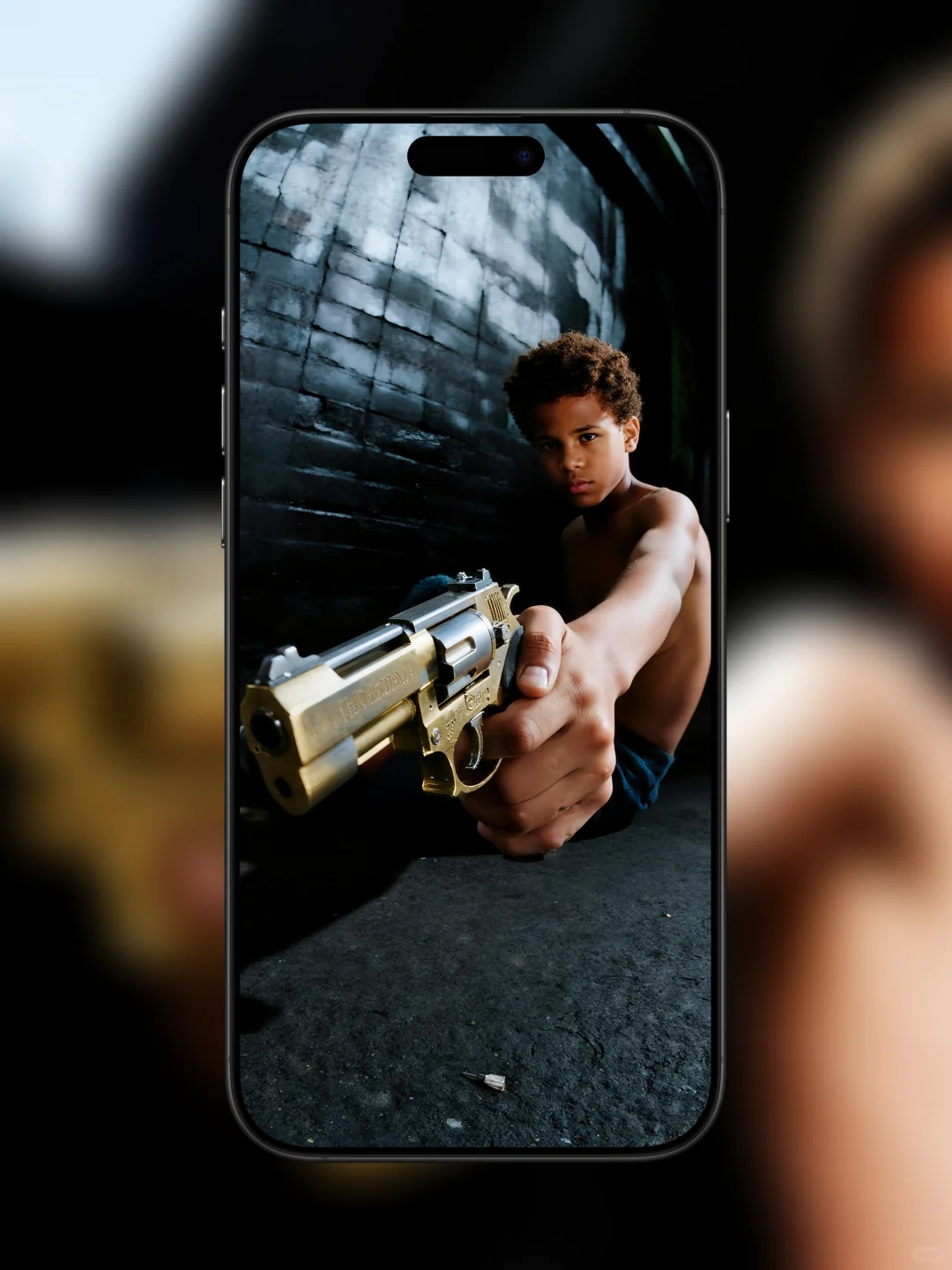 关于男孩和枪，力量感套装壁纸