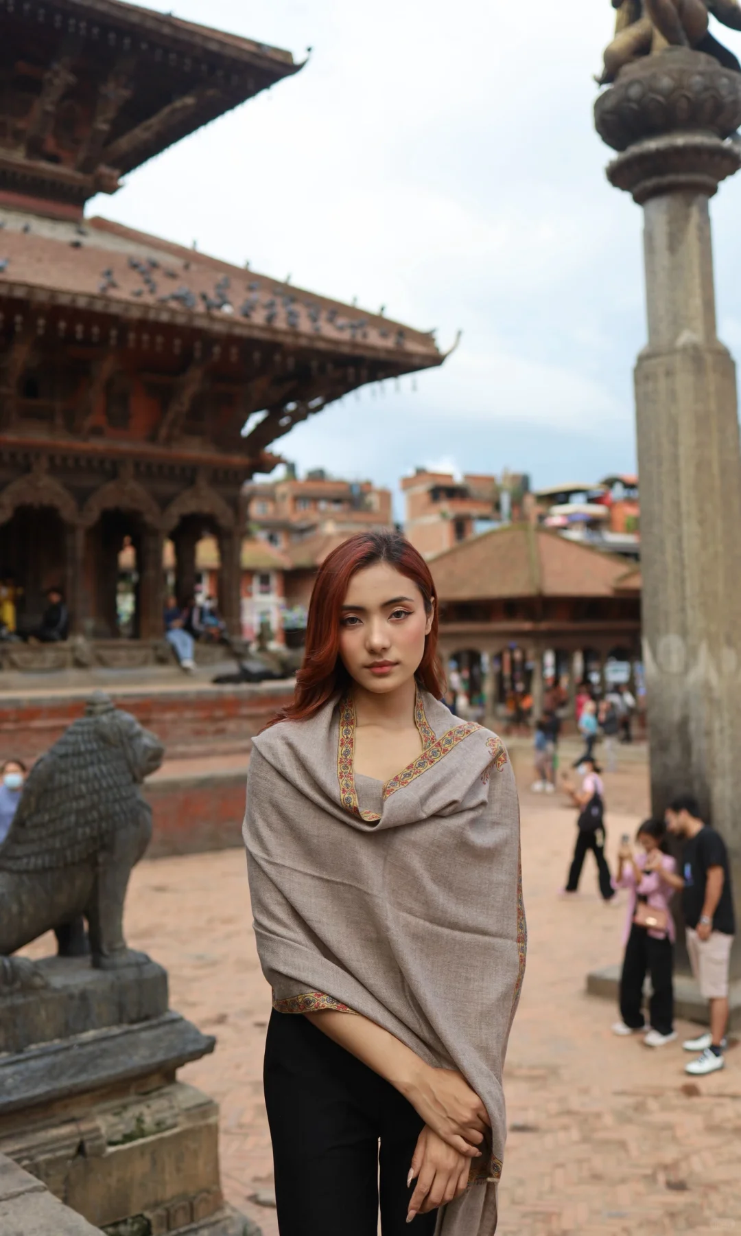 尼泊尔美女搭配披肩，尽显异国风情
