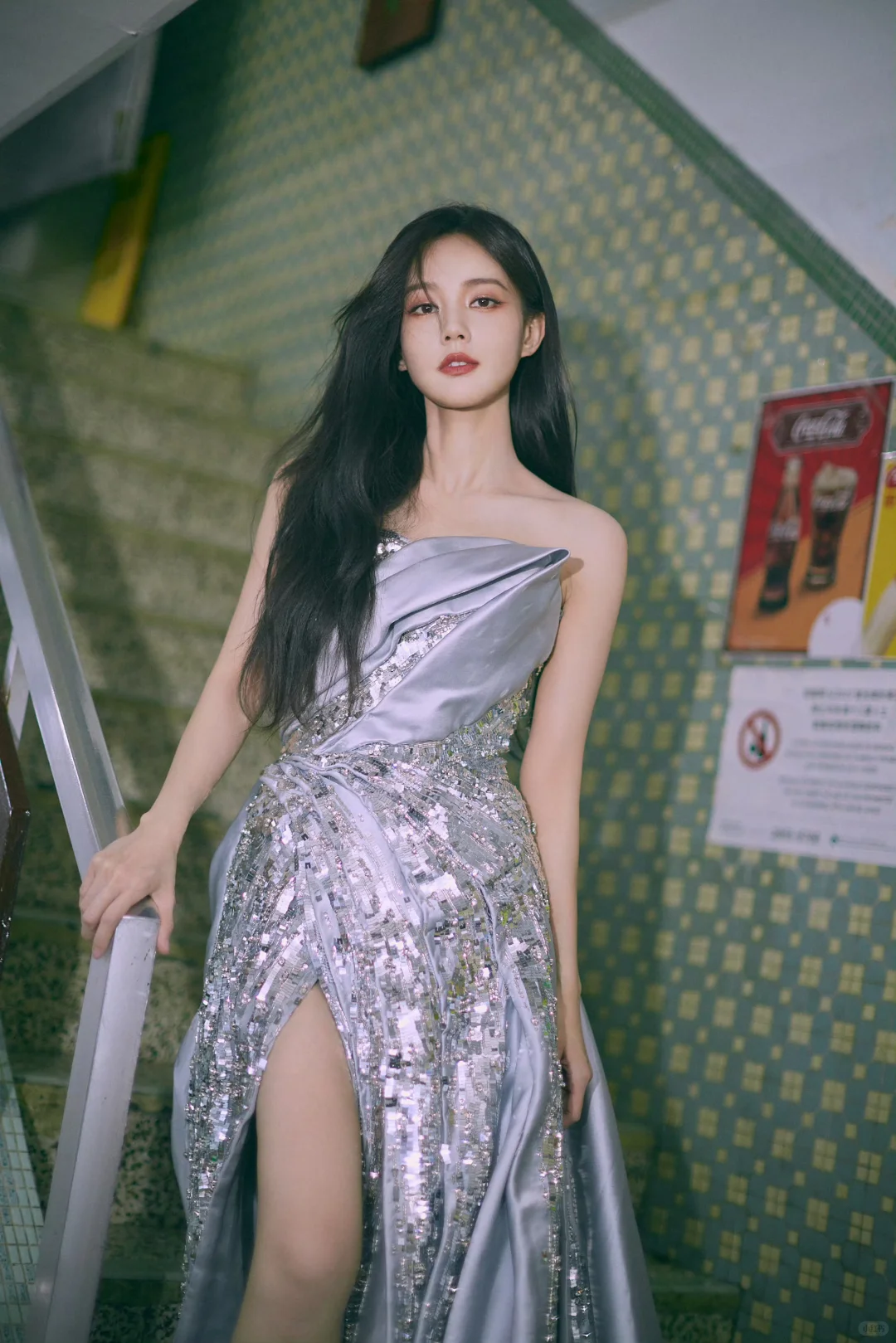 李一桐 闪钻露背裙勾出好身材