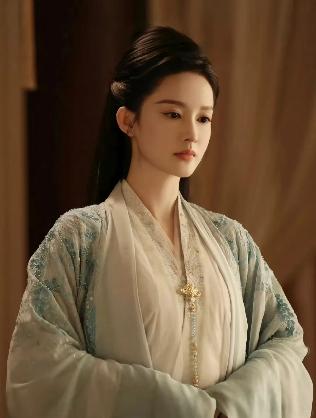 林婉儿灵动聪慧，一颦一笑间都有大家闺秀范