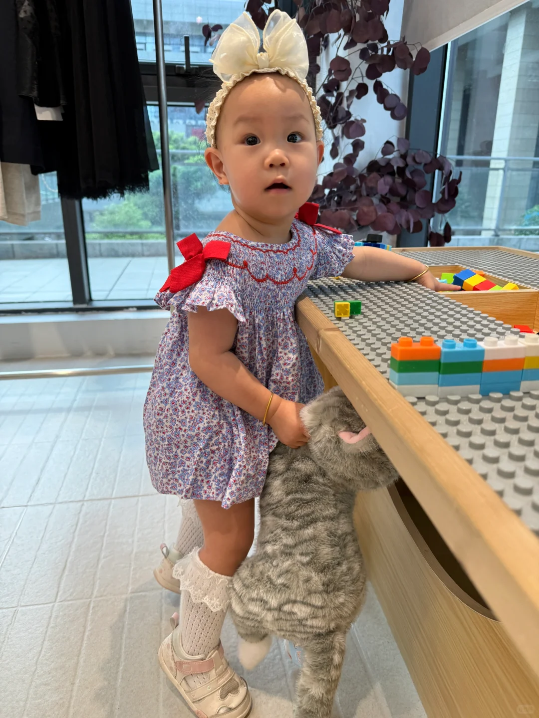 没有头发的一岁小女宝也能穿上漂亮的小裙子