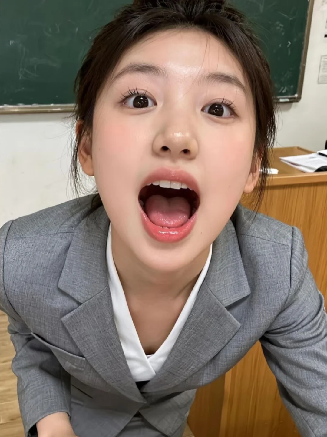 最近，为什么很多女生都张大嘴巴？表示什么