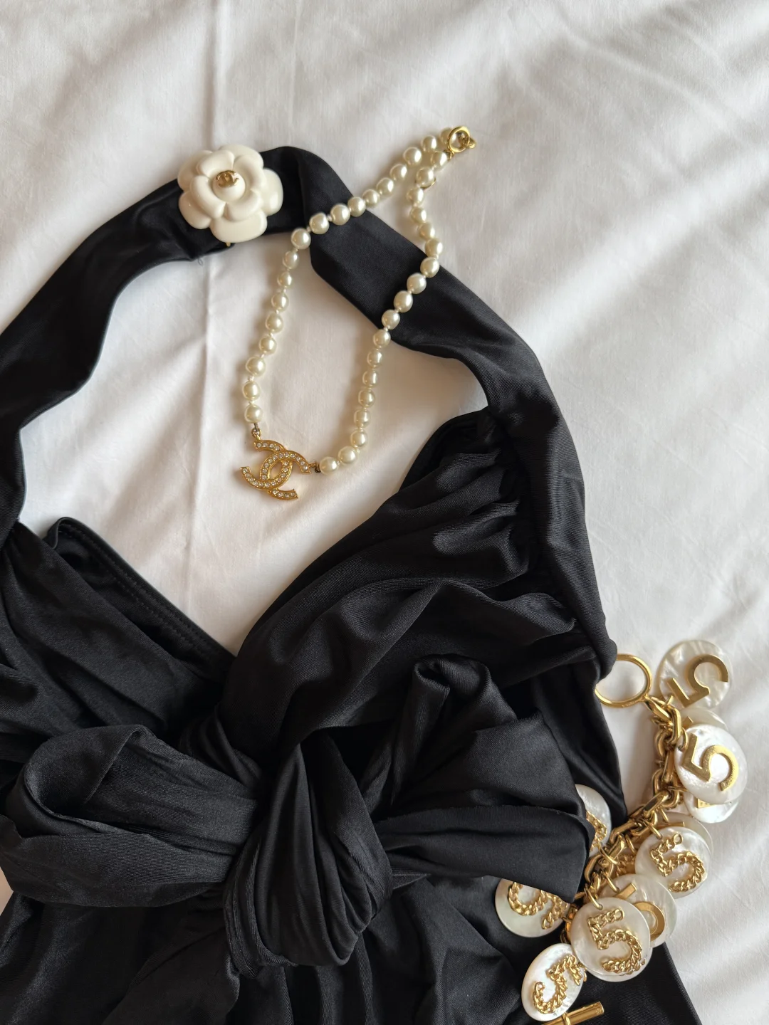 就应该多买泳衣呀🖤🤍🩷💙💜🧡💚