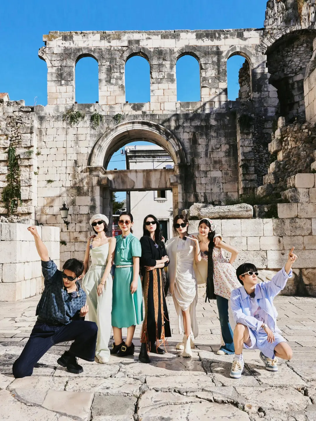 赵昭仪向花少团喊话：下次一起全员古装出街