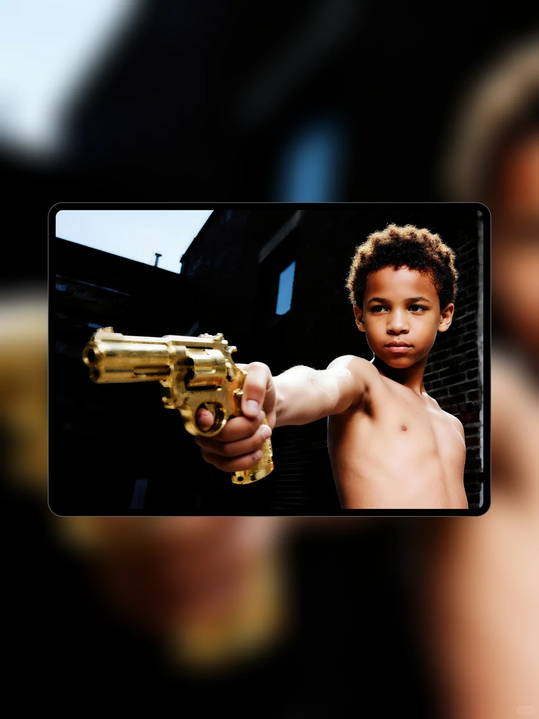 关于男孩和枪，力量感套装壁纸