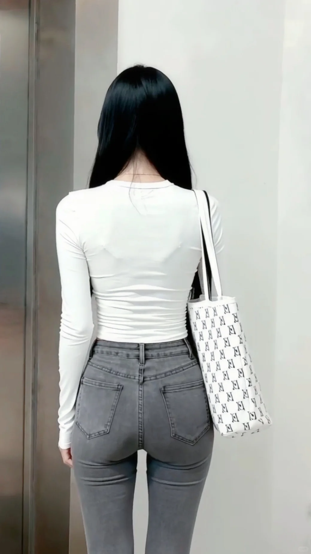 再不看就进电梯了！