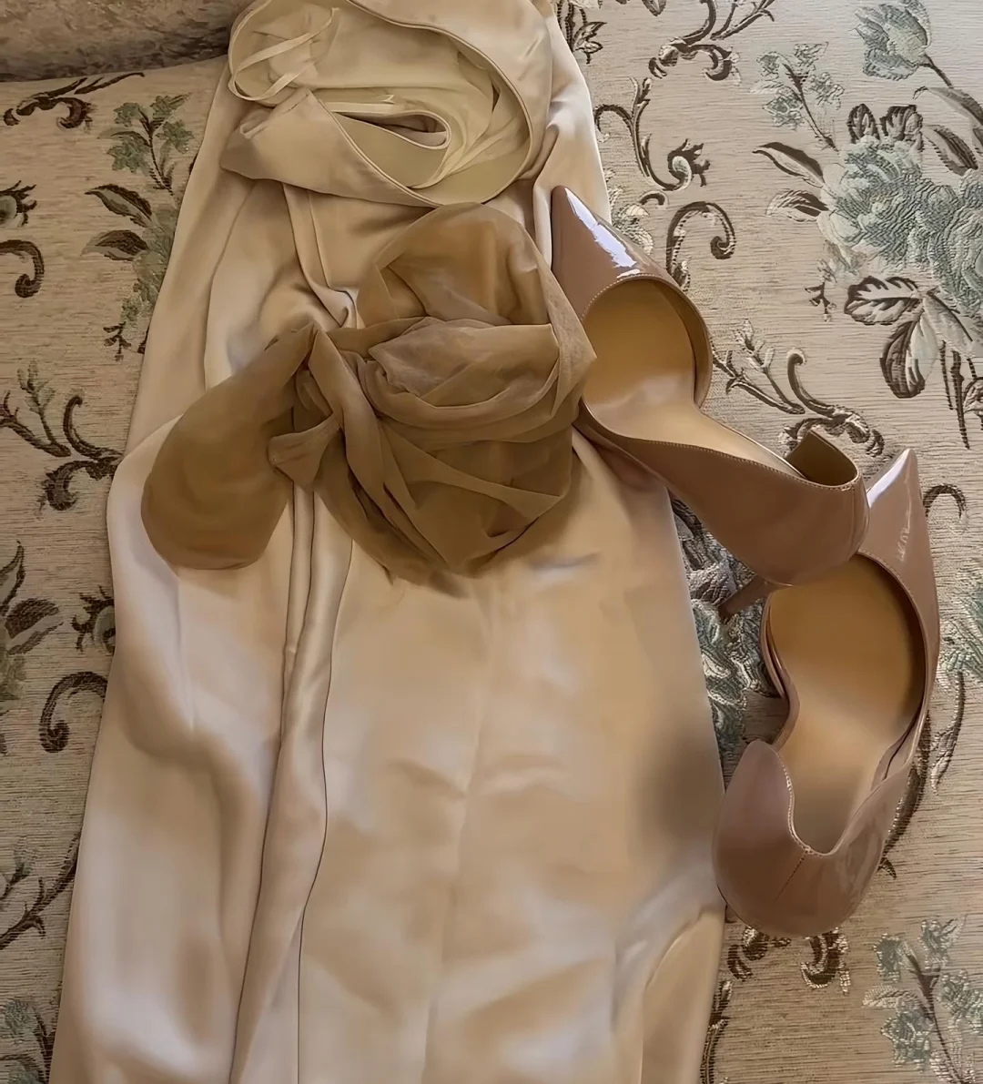 左滑上身？许久不见的醋酸裙，浅色系穿搭