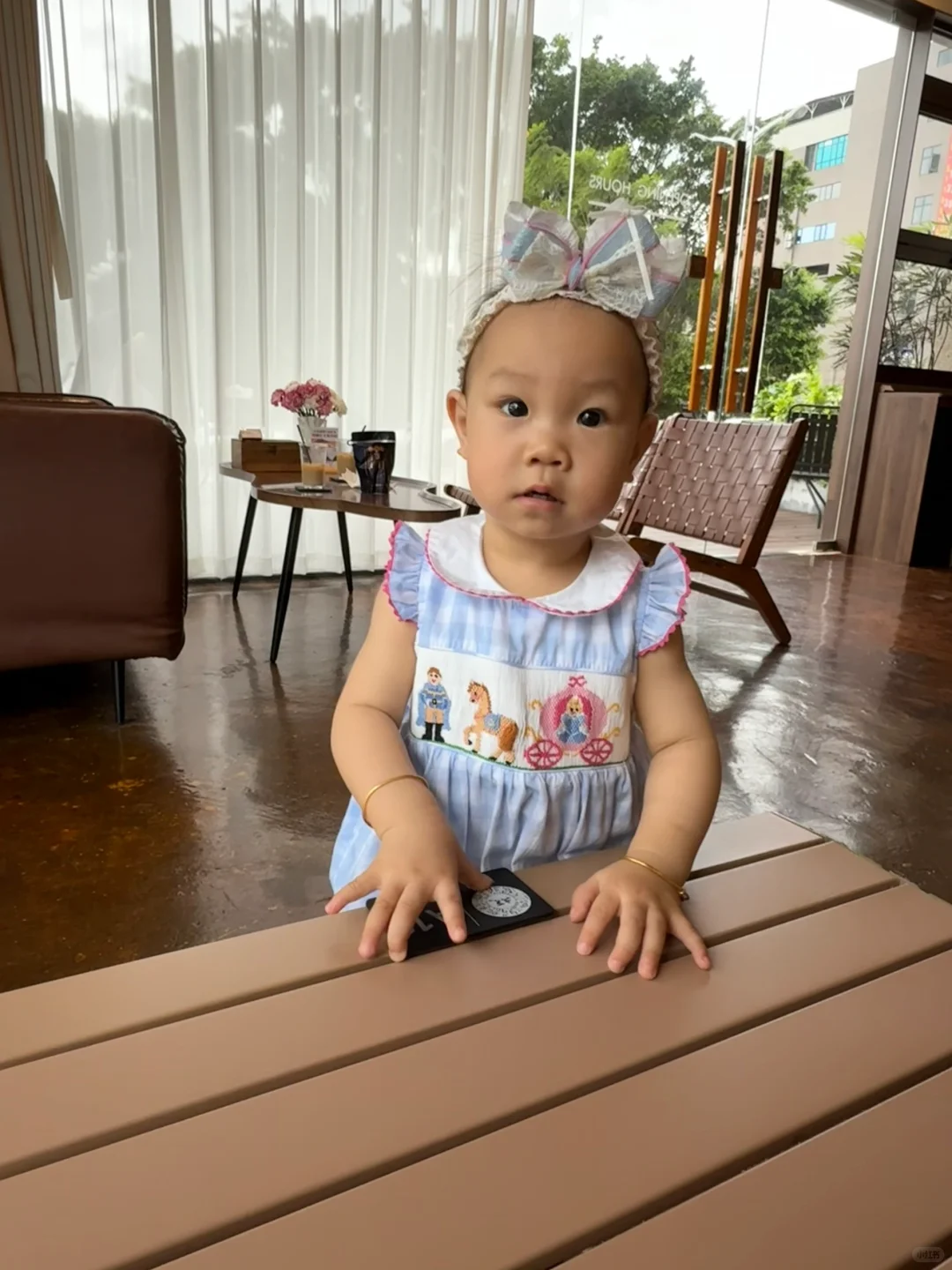 没有头发的一岁小女宝也能穿上漂亮的小裙子