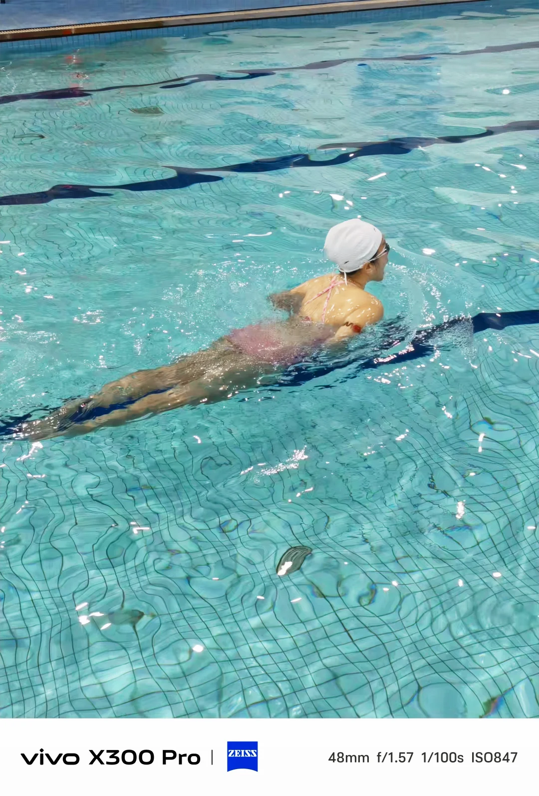 左滑看粉红猛女豹游泳