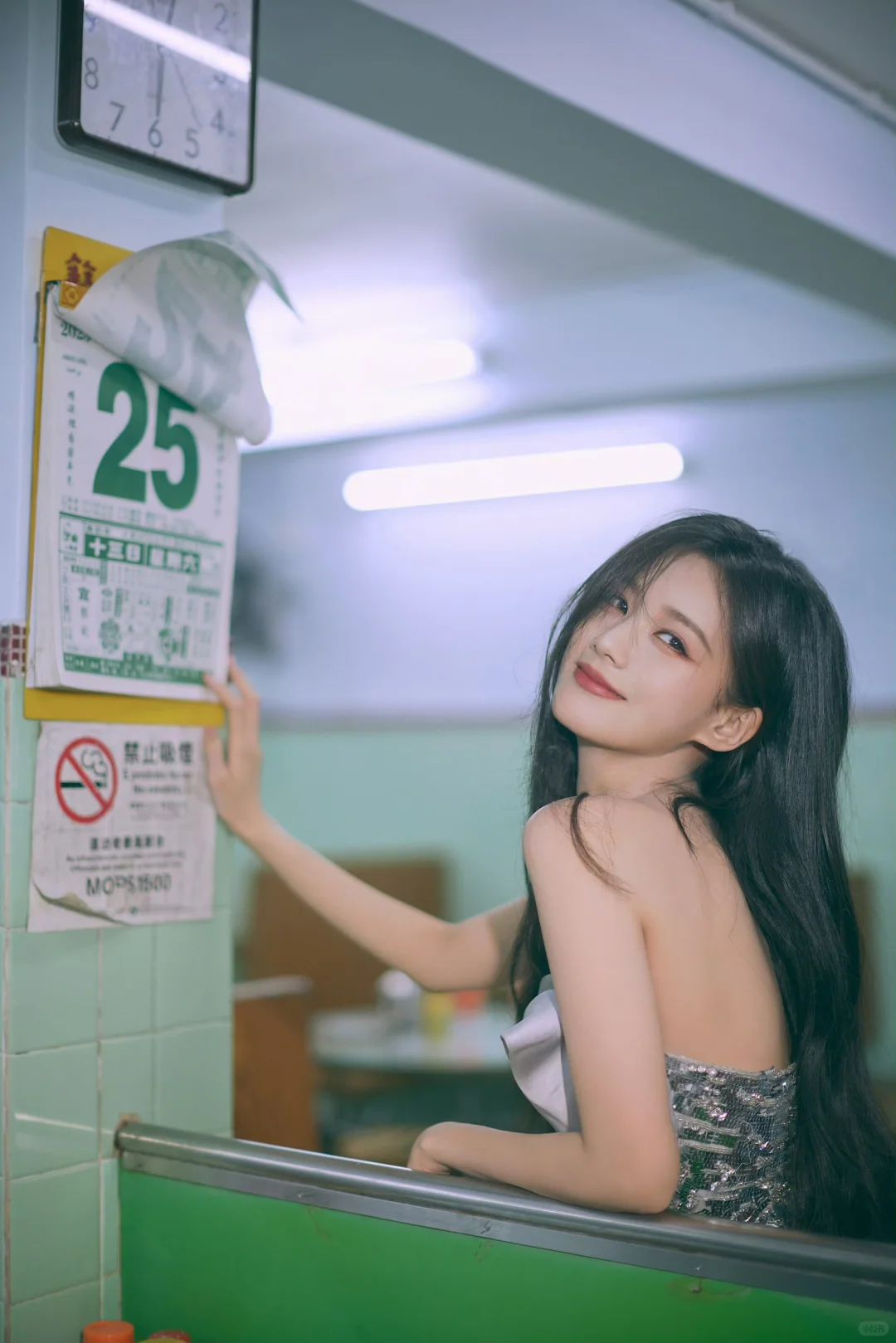 李一桐 闪钻露背裙勾出好身材