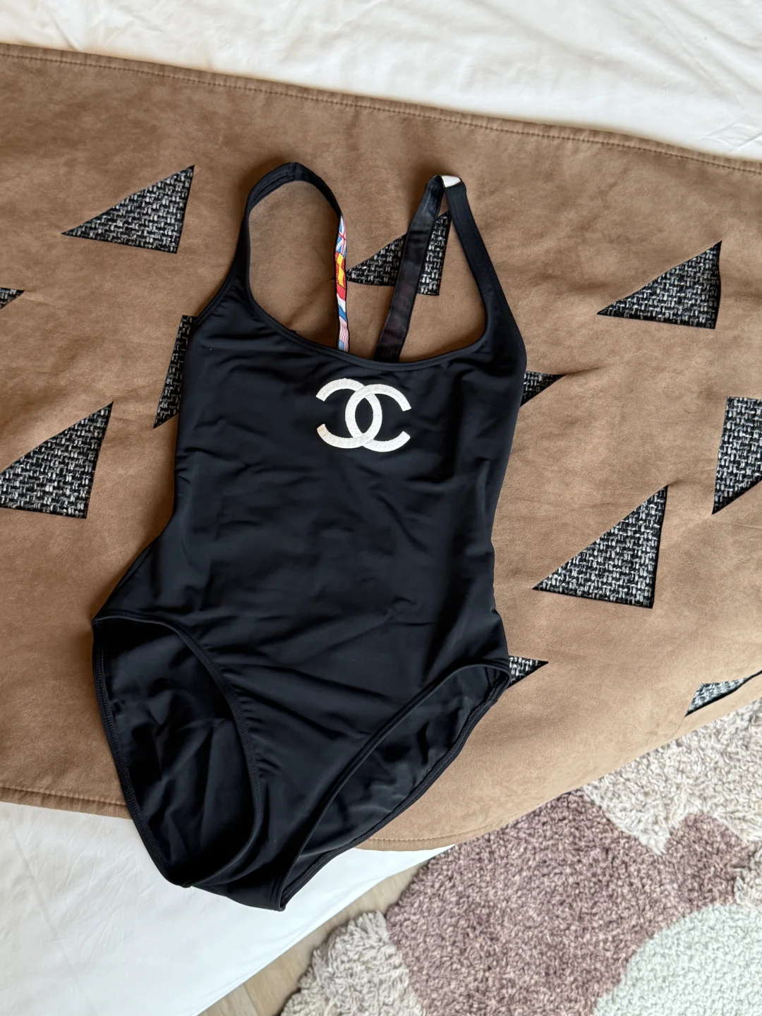 就应该多买泳衣呀🖤🤍🩷💙💜🧡💚