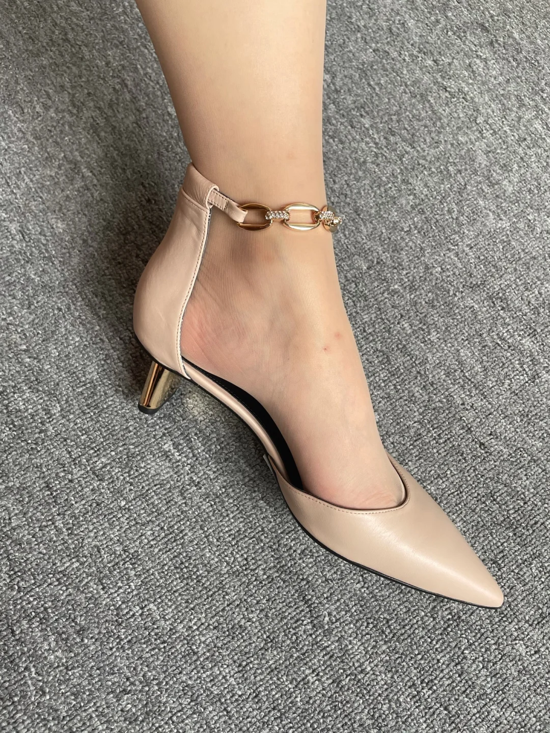 这双鞋的脚踝链直接戳中男生审美！