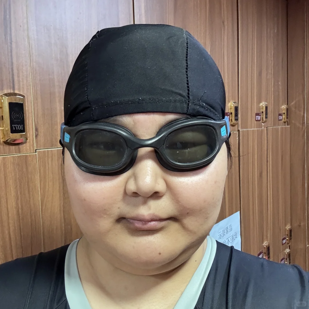 201斤 大头大脸带泳帽