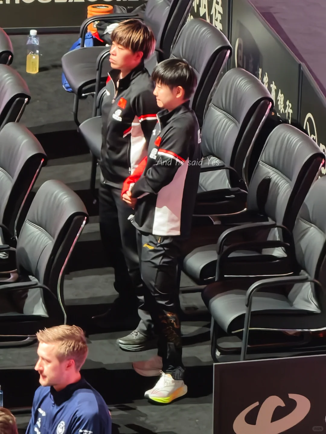 两个漂亮小孩儿