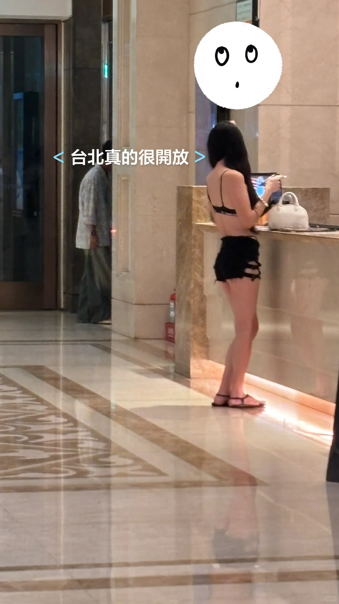 去台北钱柜看到正妹穿泳装的唱歌正常吗？