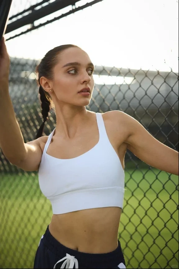 柔韧度拉满的运动外国模特