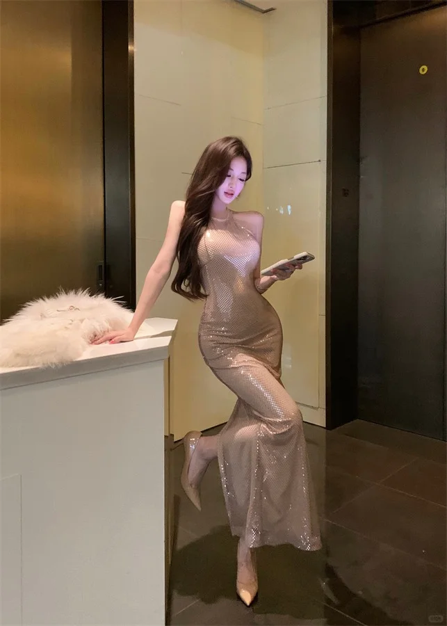 性感辣妹｜闪闪挂脖包臀裙✨